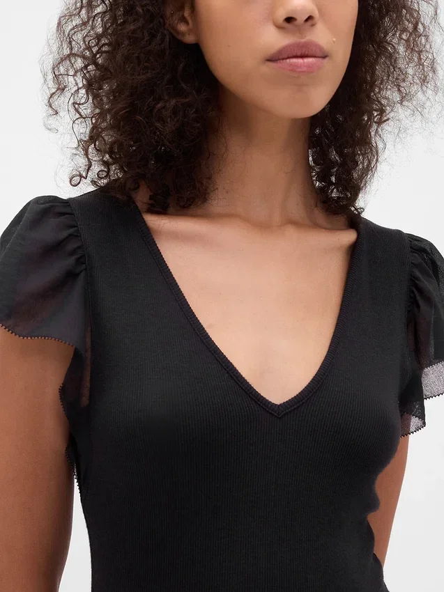 Modernes Maxi-Kleid aus verschiedenen Materialien mit Rüschen