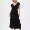 Modernes Maxi-Kleid aus verschiedenen Materialien mit Rüschen