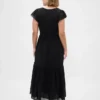 Modernes Maxi-Kleid aus verschiedenen Materialien mit Rüschen