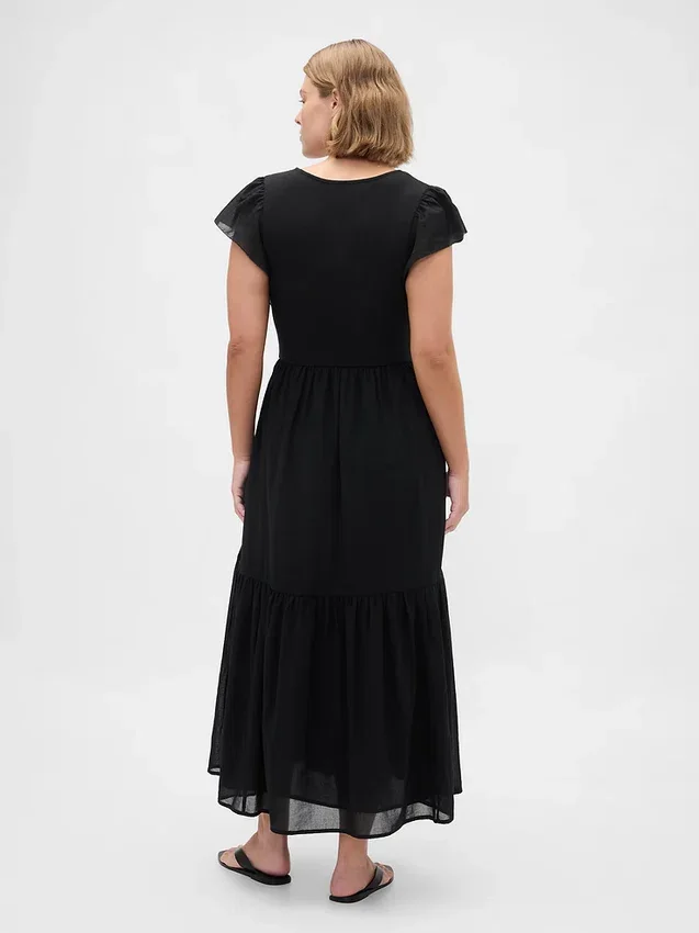 Modernes Maxi-Kleid aus verschiedenen Materialien mit Rüschen