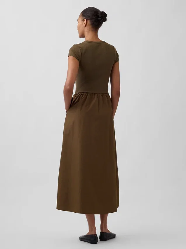 Modernes Maxikleid aus verschiedenen Materialien