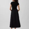 Modernes Maxikleid aus verschiedenen Materialien