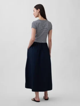 Modernes Maxikleid aus verschiedenen Materialien
