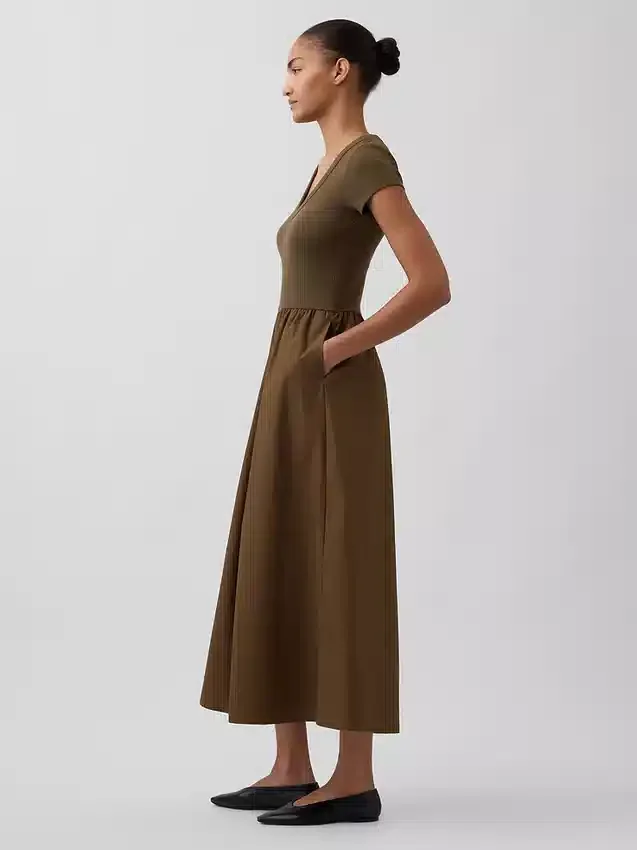 Modernes Maxikleid aus verschiedenen Materialien