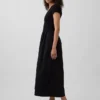 Modernes Maxikleid aus verschiedenen Materialien