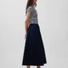 Modernes Maxikleid aus verschiedenen Materialien