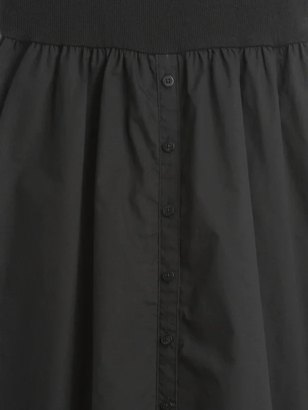 Modernes Maxikleid aus verschiedenen Materialien