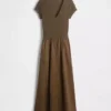 Modernes Maxikleid aus verschiedenen Materialien