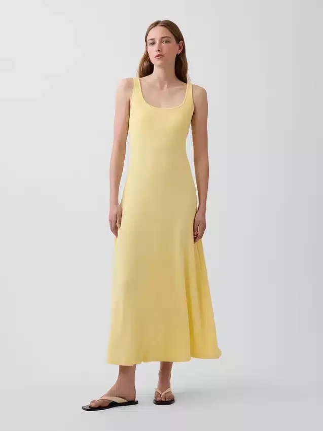 Modernes Maxikleid mit geripptem Ausschnitt