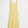 Modernes Maxikleid mit geripptem Ausschnitt