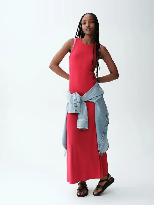 Modernes Maxikleid mit geripptem integrierten BH