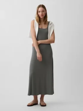Modernes Maxikleid mit geripptem Rundhalsausschnitt