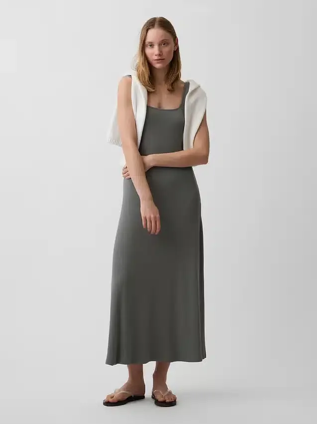 Modernes Maxikleid mit geripptem Rundhalsausschnitt