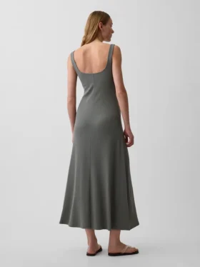 Modernes Maxikleid mit geripptem Rundhalsausschnitt