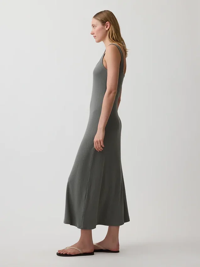 Modernes Maxikleid mit geripptem Rundhalsausschnitt
