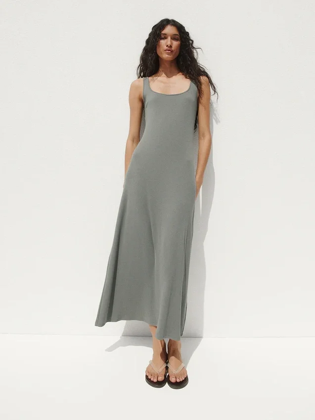 Modernes Maxikleid mit geripptem Rundhalsausschnitt