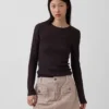 Modernes Rippstrick-T-Shirt