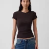 Modernes Rippstrick-T-Shirt