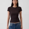 Modernes Rippstrick-T-Shirt