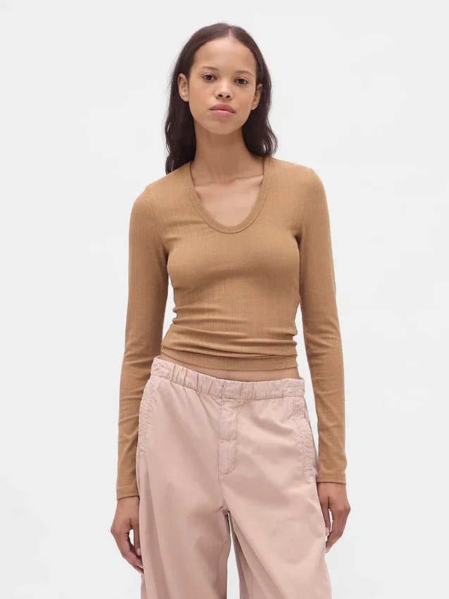 Modernes Rippstrick-T-Shirt