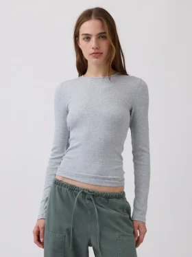 Modernes Rippstrick-T-Shirt