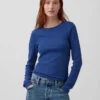 Modernes Rippstrick-T-Shirt