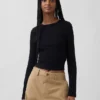 Modernes Rippstrick-T-Shirt