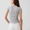 Modernes Rippstrick-T-Shirt