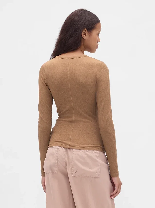 Modernes Rippstrick-T-Shirt