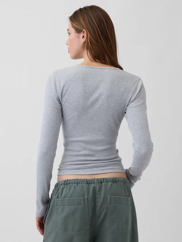 Modernes Rippstrick-T-Shirt