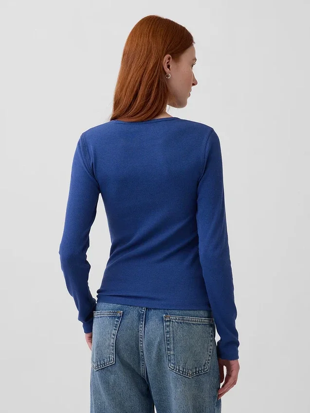 Modernes Rippstrick-T-Shirt