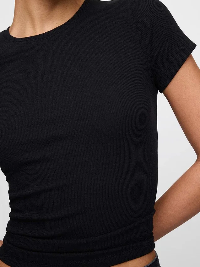 Modernes Rippstrick-T-Shirt