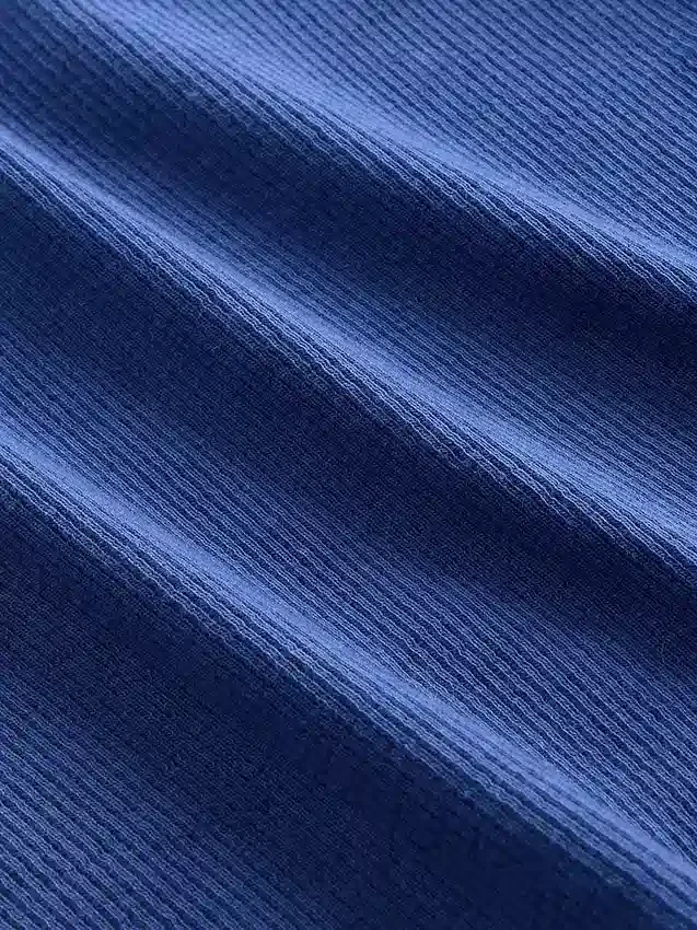 Modernes Rippstrick-T-Shirt