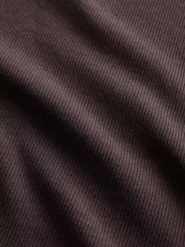 Modernes Rippstrick-T-Shirt