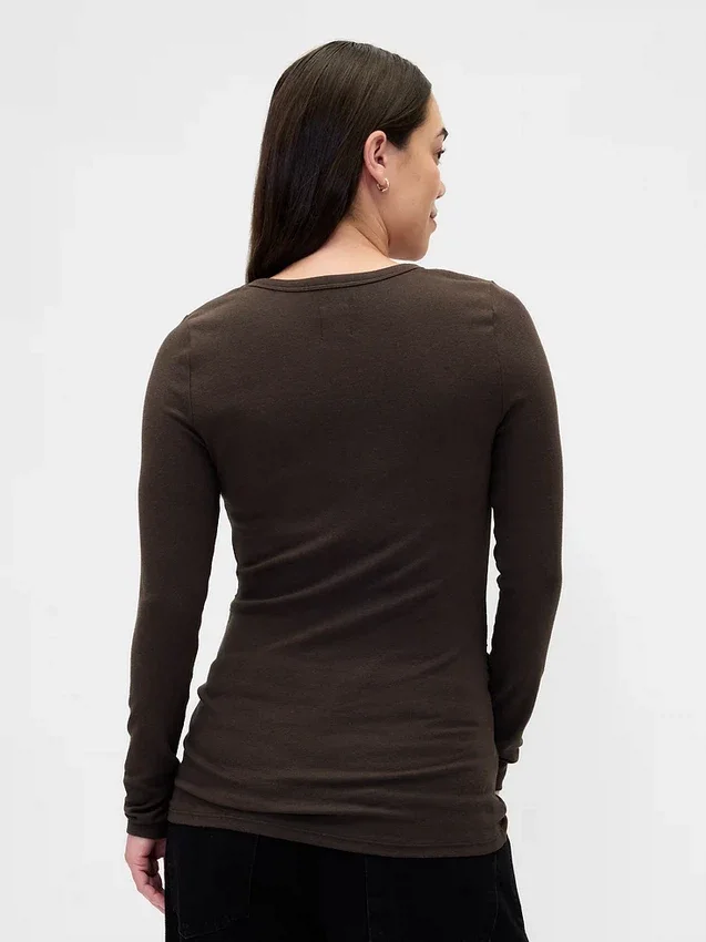 Modernes T-Shirt für Umstandsmode mit Rundhalsausschnitt