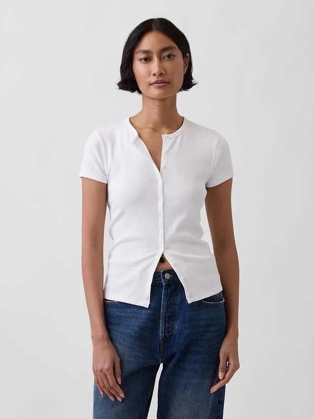 Modernes T-Shirt mit Rippbündchen und Knopfleiste