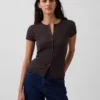 Modernes T-Shirt mit Rippbündchen und Knopfleiste