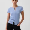 Modernes T-Shirt mit Rippbündchen und Knopfleiste