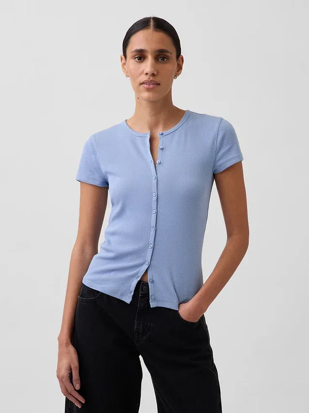 Modernes T-Shirt mit Rippbündchen und Knopfleiste