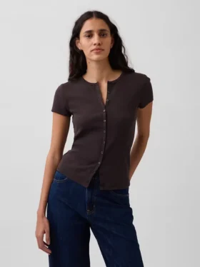 Modernes T-Shirt mit Rippbündchen und Knopfleiste