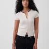 Modernes T-Shirt mit Rippbündchen und Knopfleiste