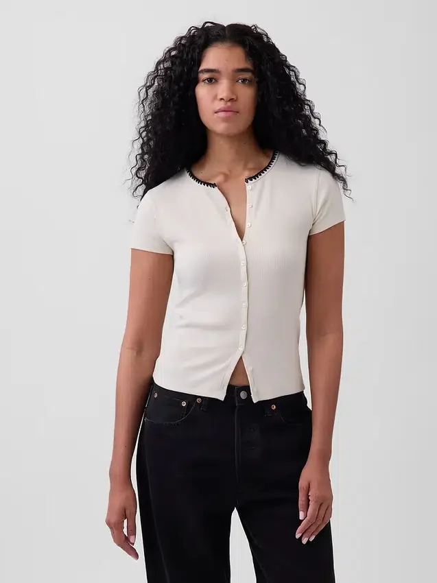 Modernes T-Shirt mit Rippbündchen und Knopfleiste