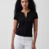 Modernes T-Shirt mit Rippbündchen und Knopfleiste