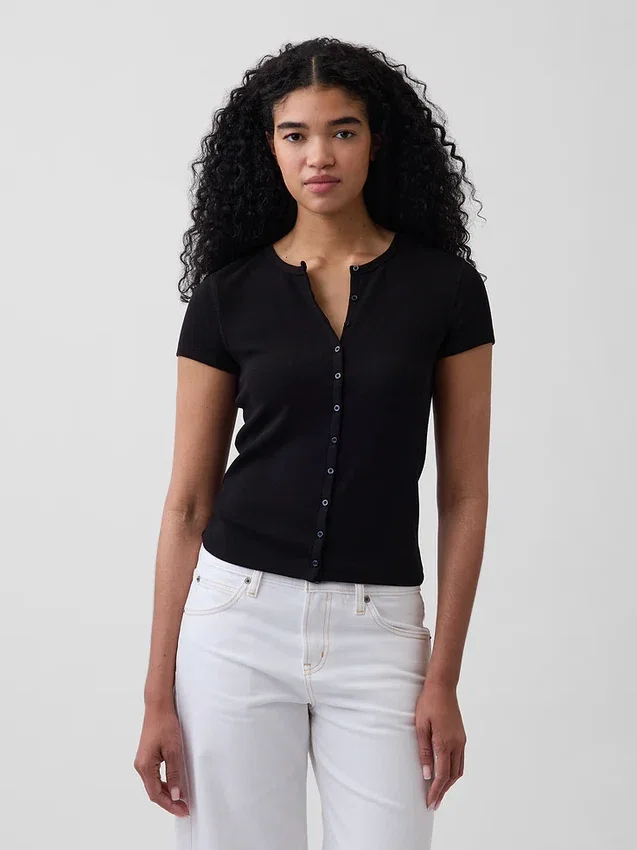 Modernes T-Shirt mit Rippbündchen und Knopfleiste