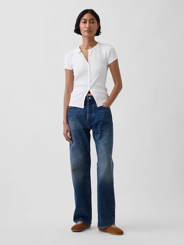 Modernes T-Shirt mit Rippbündchen und Knopfleiste