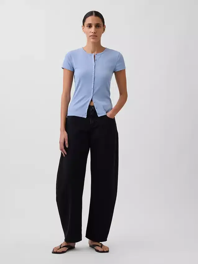 Modernes T-Shirt mit Rippbündchen und Knopfleiste