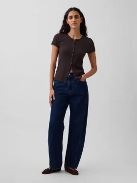 Modernes T-Shirt mit Rippbündchen und Knopfleiste