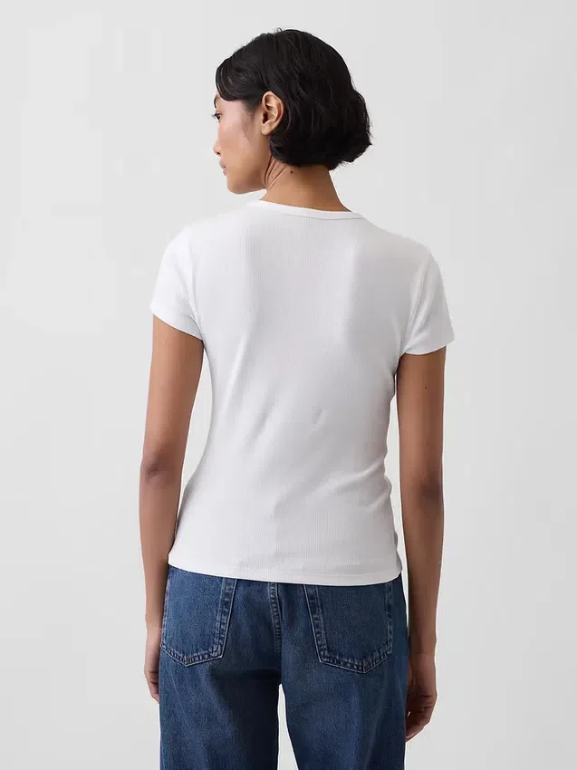 Modernes T-Shirt mit Rippbündchen und Knopfleiste