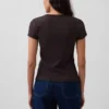 Modernes T-Shirt mit Rippbündchen und Knopfleiste