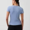 Modernes T-Shirt mit Rippbündchen und Knopfleiste